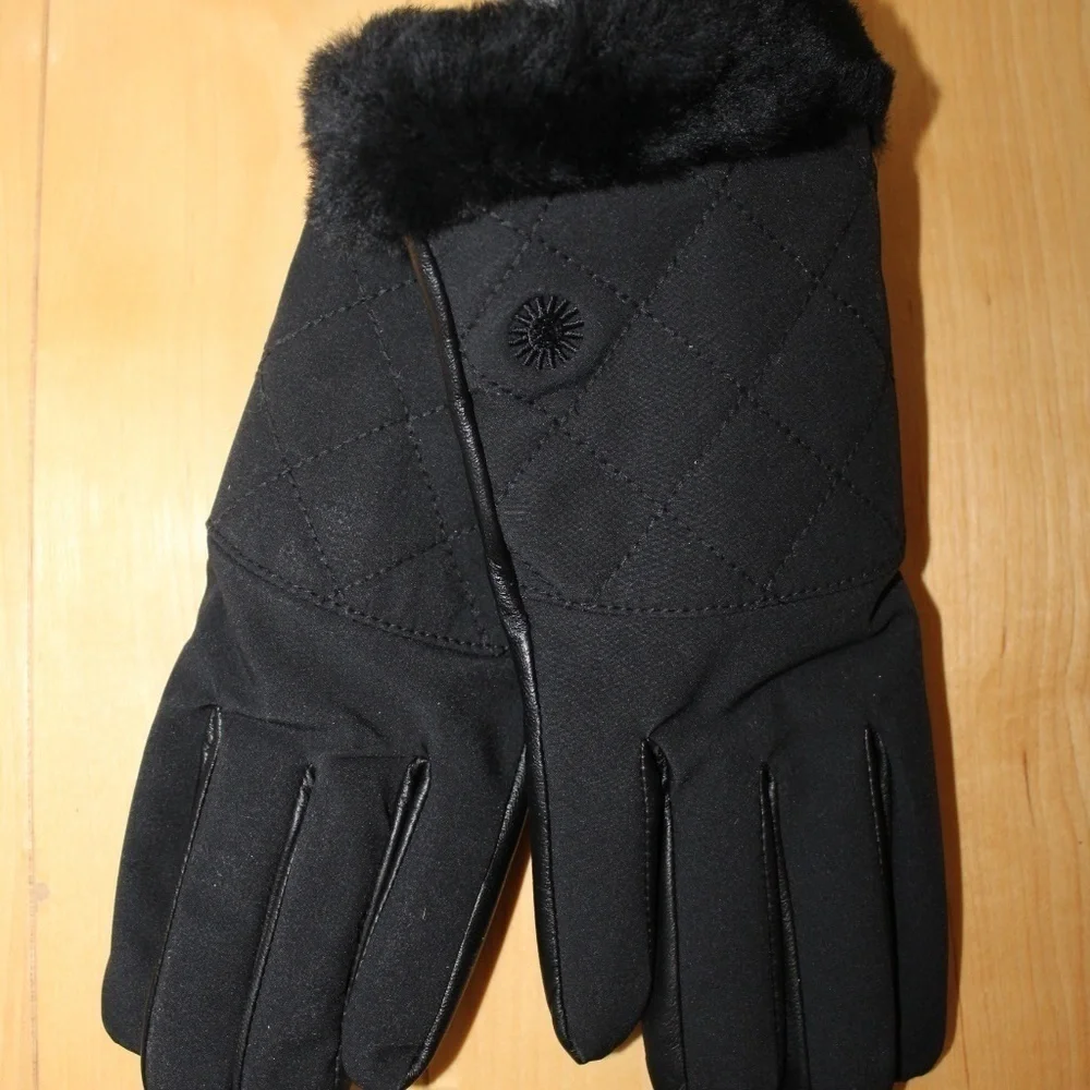 UGG Australia Women's‎ Quilted TECH Leather Gloves
